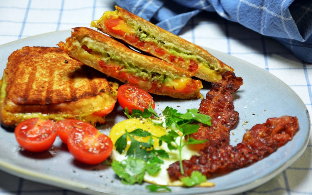 Avokado toast med egg og bacon
