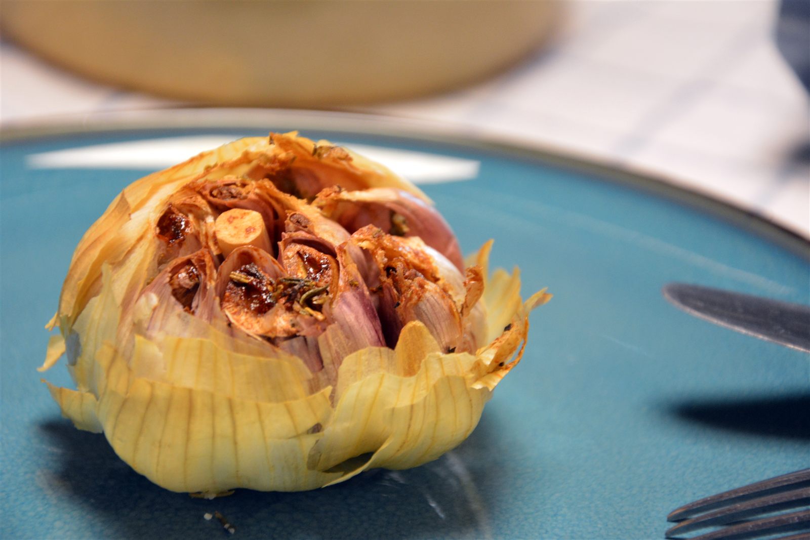 Hele bakte hvitløk i ildfast form med smør og rosmarin