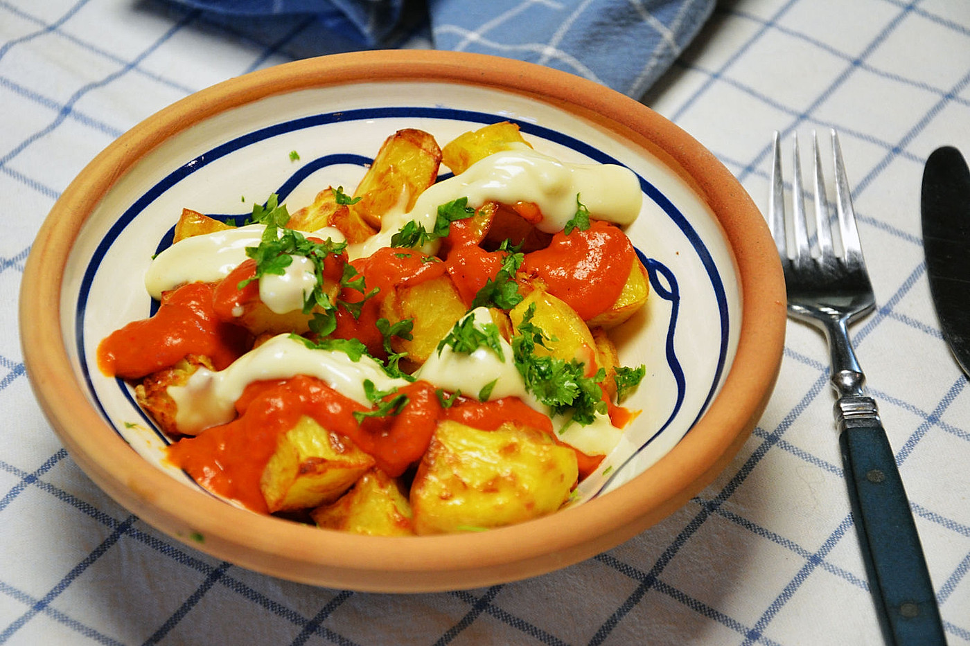 Sprøstekte patatas bravas med aioli og røykfylt bravasaus på godtnoe.no