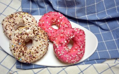 Donuts oppskrift – hjemmelagde donuts med gjærdeig og melisglasur
