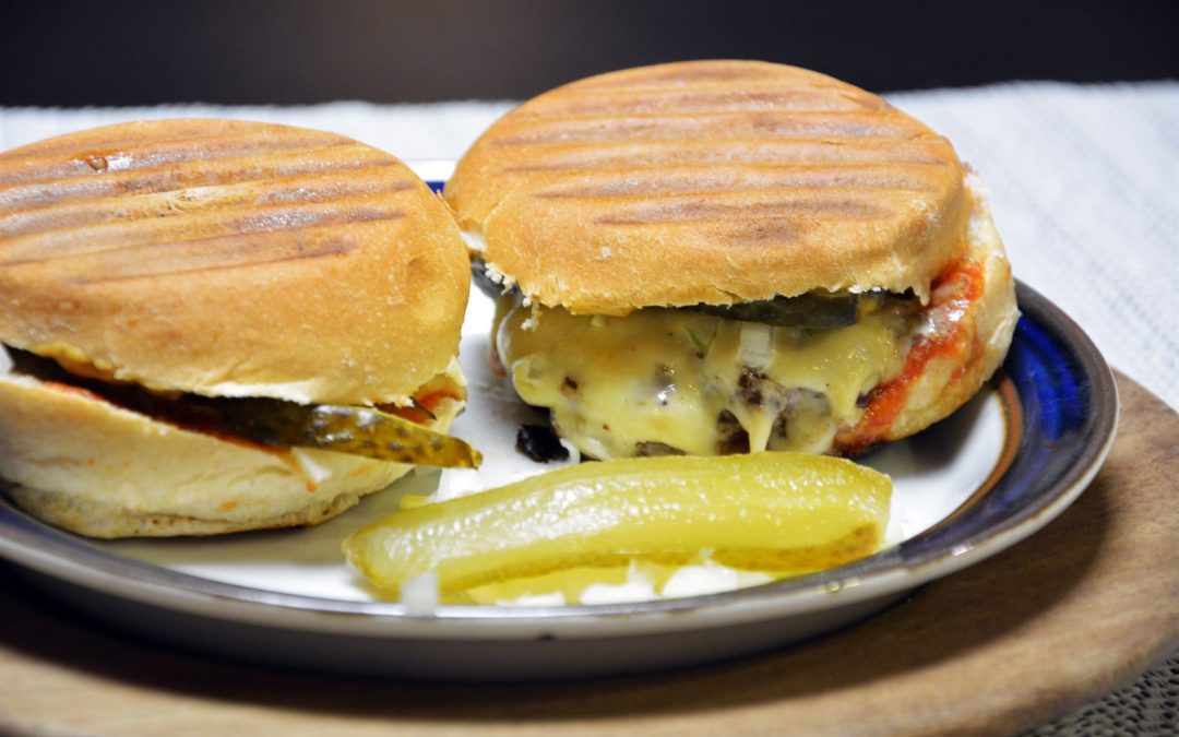 Hjemmelaget hamburger med smelteost og sylteagurk – enkel cheeseburger