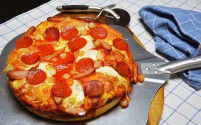 Langpannepizza med tykk bunn, pepperoni og mozzarella