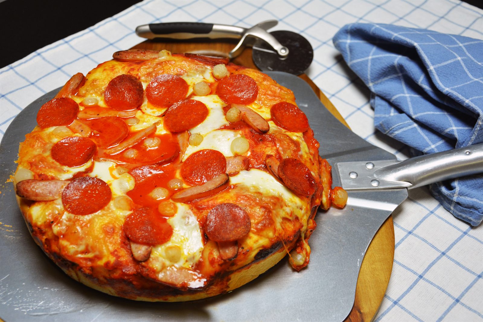 Langpannepizza med tykk bunn, smeltet mozzarella, pepperoni og syltet perleløk