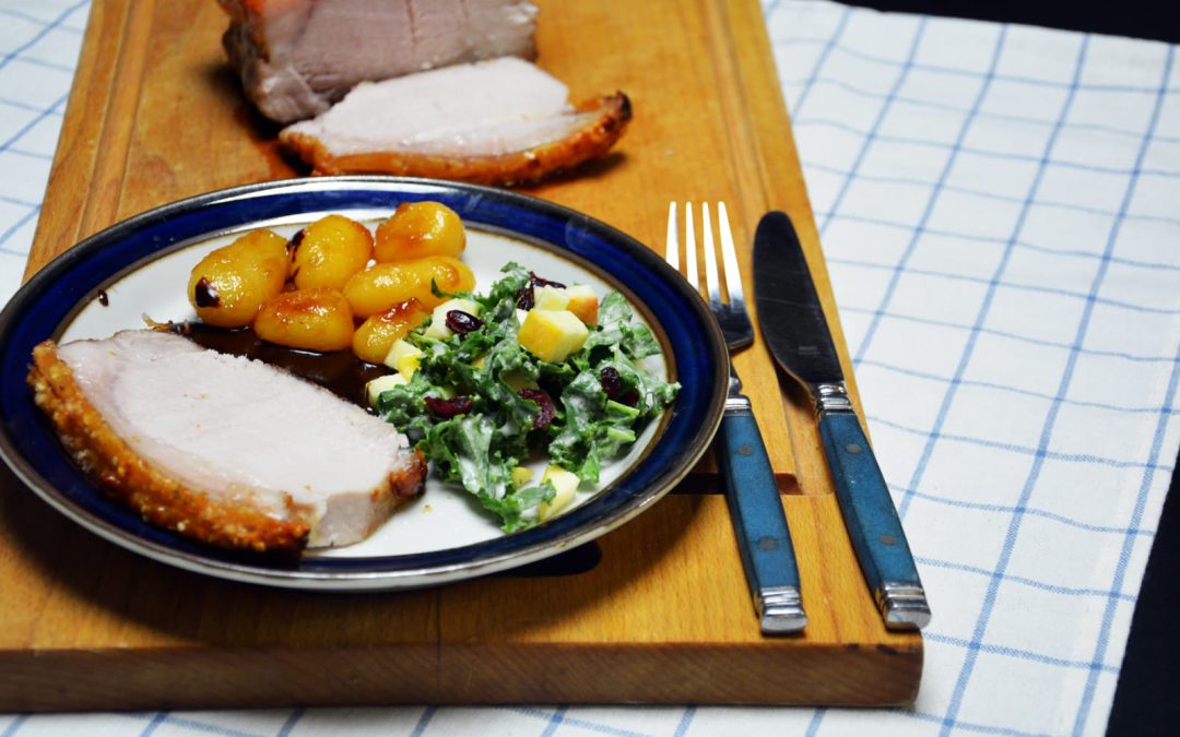 Svinestek sous vide skåret i skiver med sprø svor, servert med brunede poteter, brun saus og grønnkålsalat