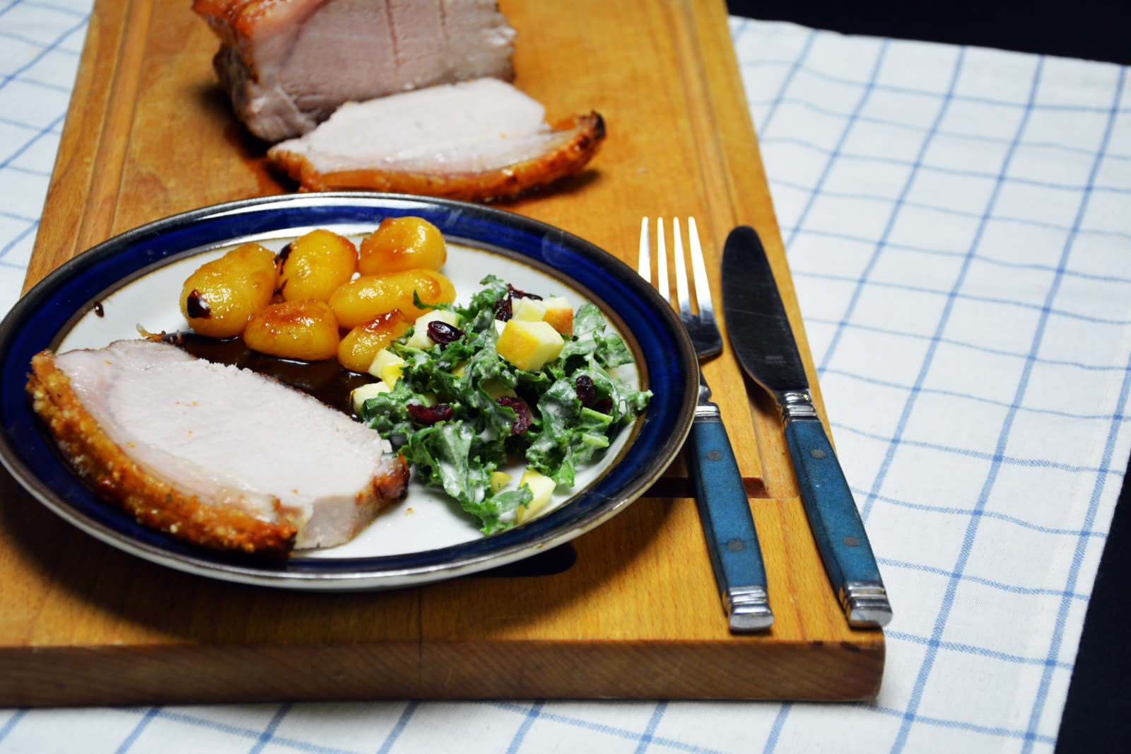 Svinestek sous vide skåret i skiver med sprø svor, servert med brunede poteter, brun saus og grønnkålsalat