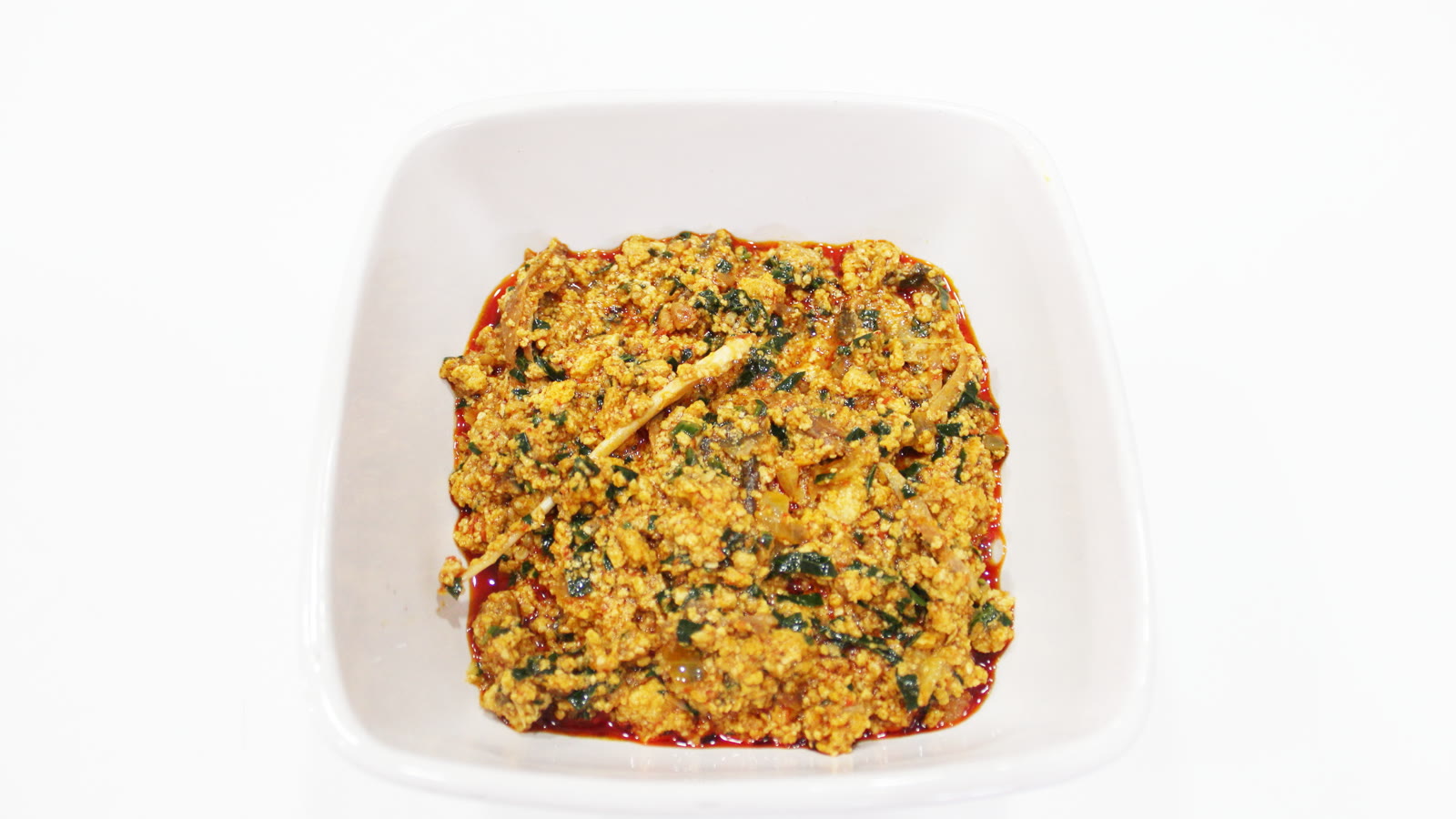 Tykk egusi-suppe med spinat servert i en hvit skål på godtnoe.no