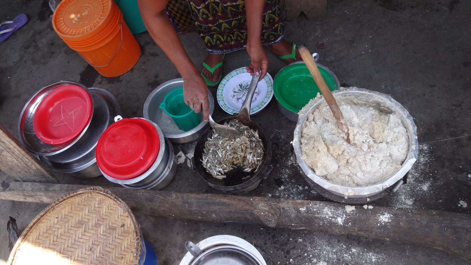 Hvitt maismel og skåler med ingredienser til ugali på et østafrikansk kjøkken