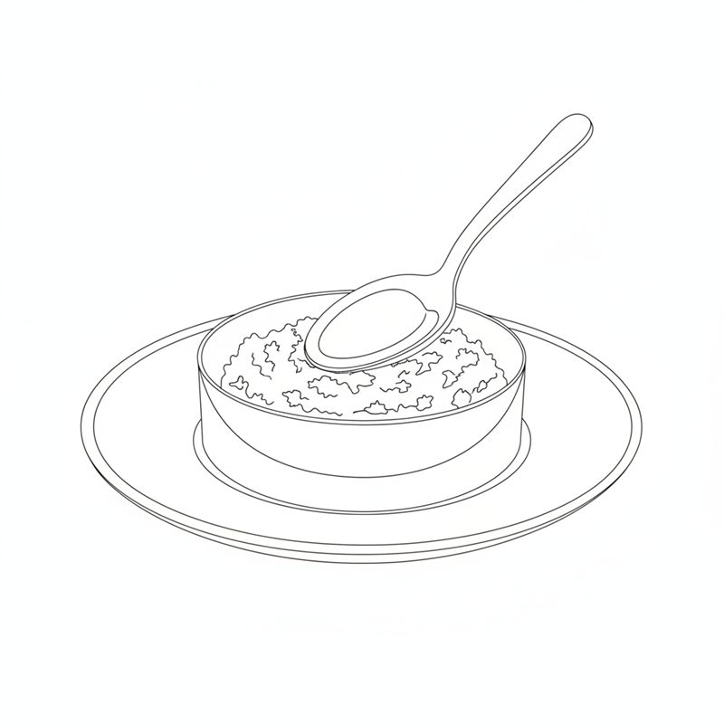 En rund form på en tallerken fylles med tartar som trykkes på plass med en skje